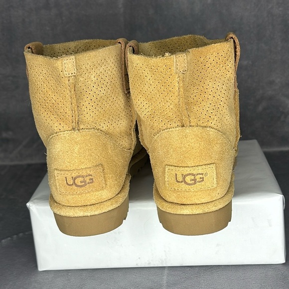 🔥🔥🔥 UGG Women's Classic Unlined Mini Perf Boot Size: 6🔥🔥🔥 - Picture 3 of 11
